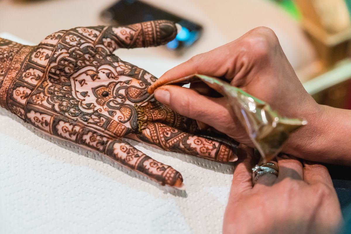 ptaufiq-Indian-wedding-Della Terra Mountain Chateau- Colorado-Mehendi 5