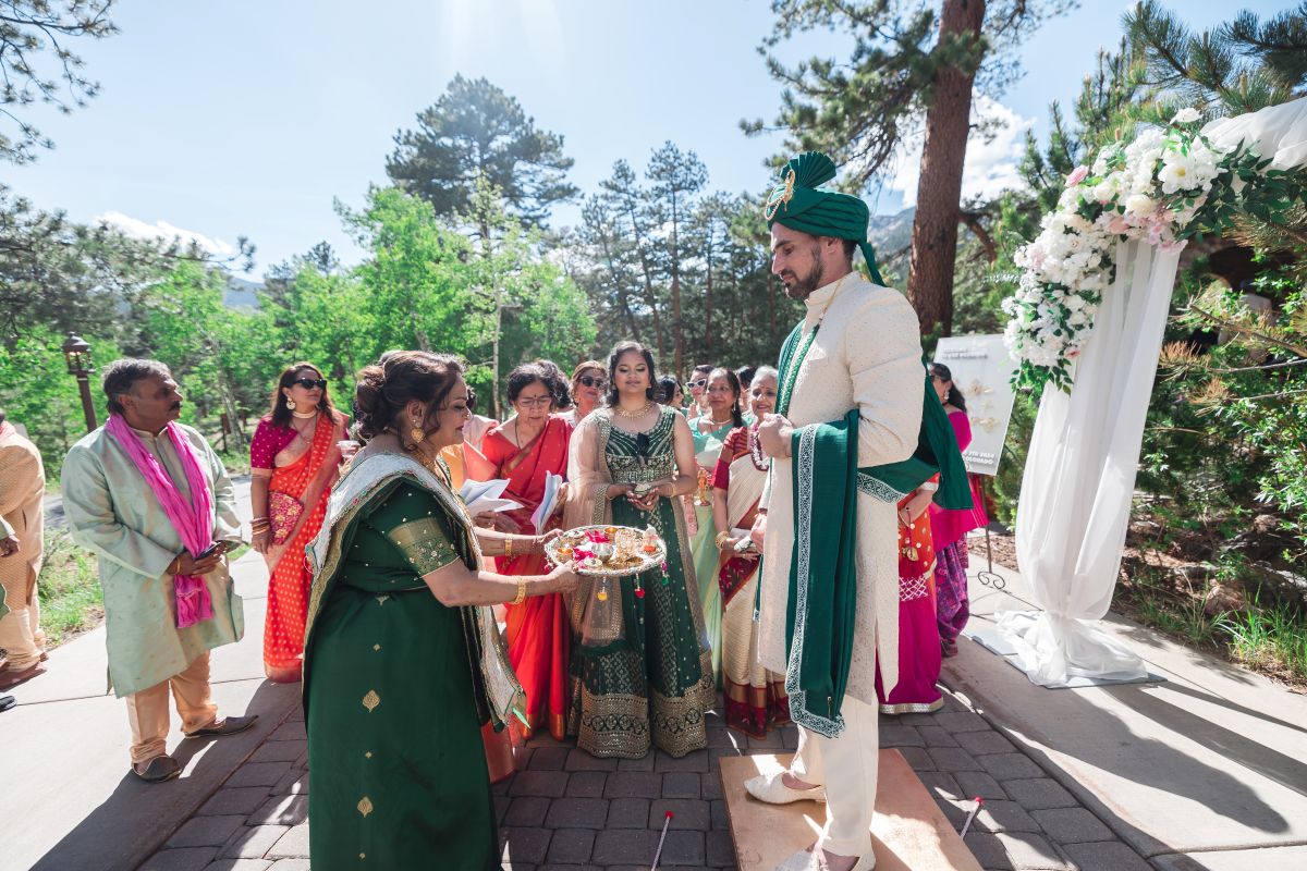 ptaufiq-Indian-wedding-Della Terra Mountain Chateau- Colorado-baraat 2