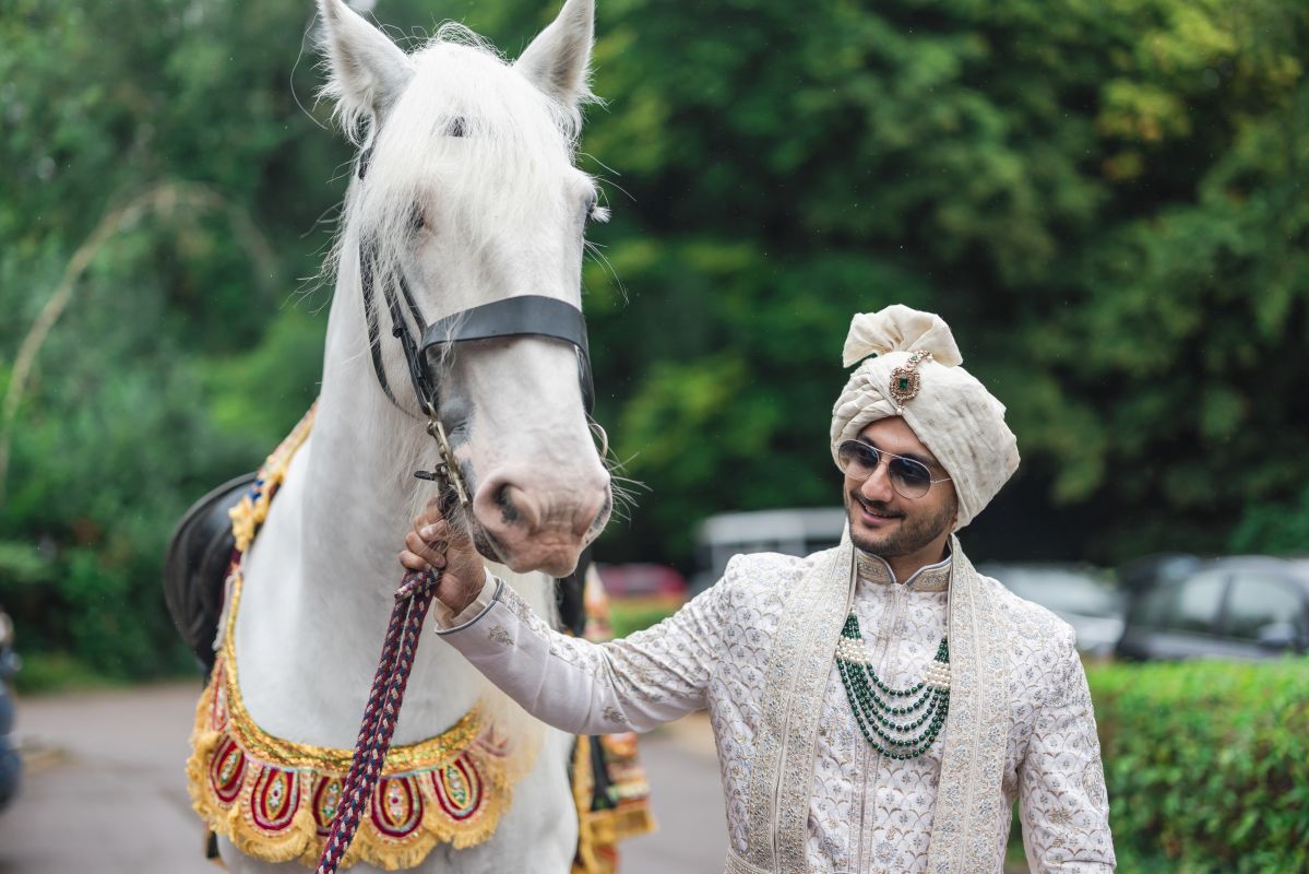 ptaufiq-indian-wedding-pendley manor hotel-London-baraat 2