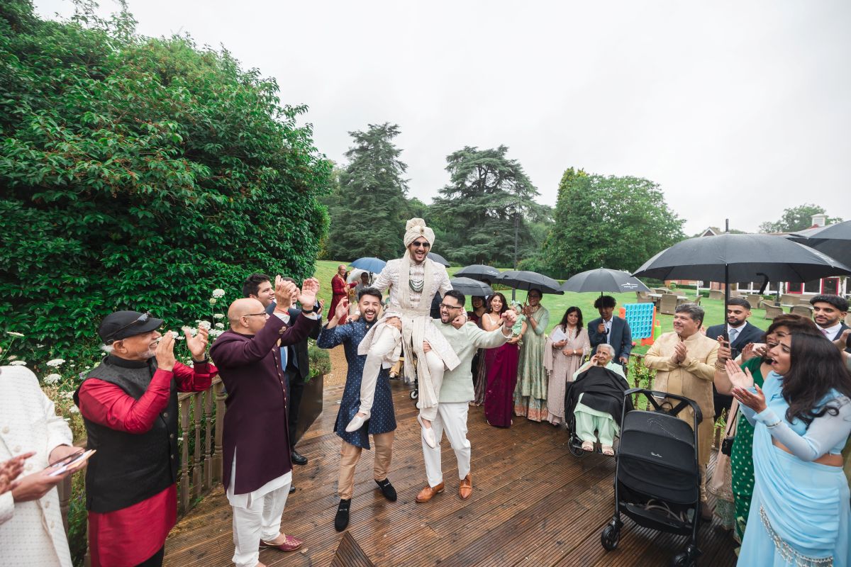 ptaufiq-indian-wedding-pendley manor hotel-london-baraat 3