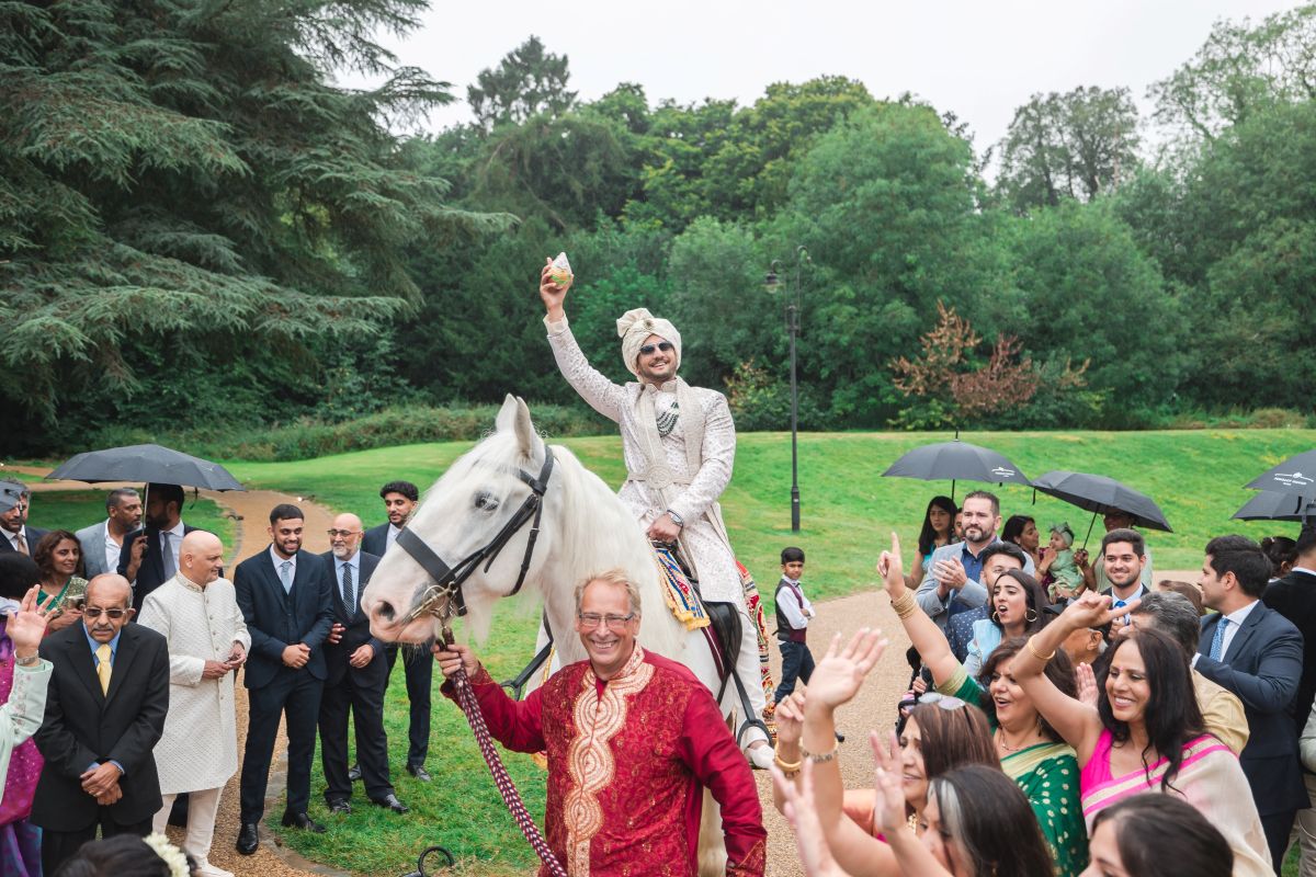 ptaufiq-indian-wedding-pendley manor hotel-london-baraat 4