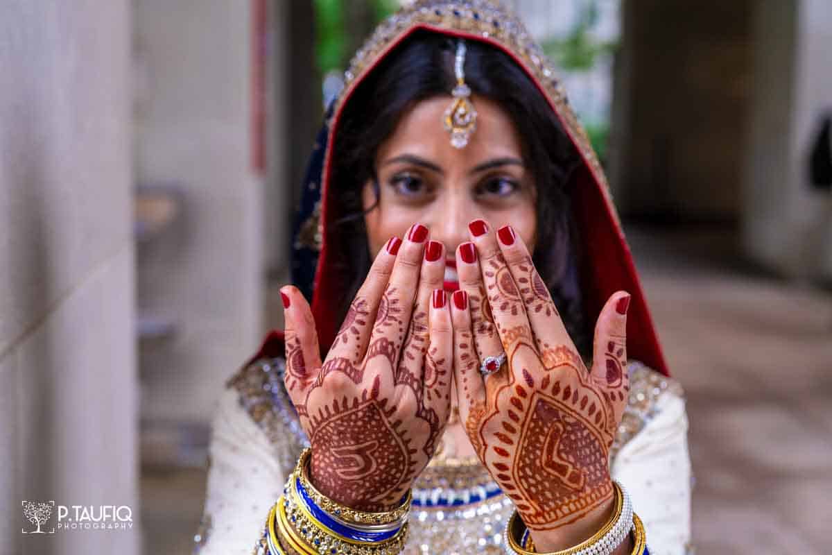 Mehndi Function Photoshoot Poses / Mehndi Ceremony Photo Poses for Brides /  Bridal Mehndi Pose - YouTube